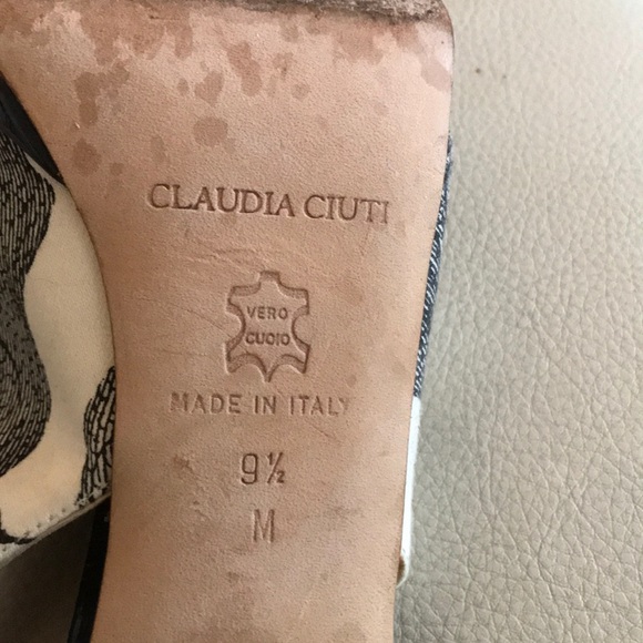 Claudia Ciuti beige/black 4” heels, sling back - Picture 4 of 4